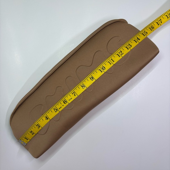 Skims Tan Nude Beige Neoprene Pouch - Like New - Rare - Picture 4 of 6